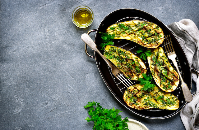 Gegrillte Aubergine mit Zitronengras Öl auf Grillrost