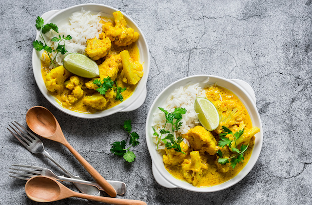 Curry-Reis mit Brokkoli und Blumenkohl angerichtet auf Teller