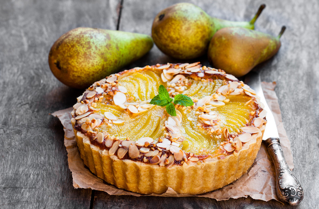 Karamellisierter Birnenkuchen angerichtet mit Mandeln