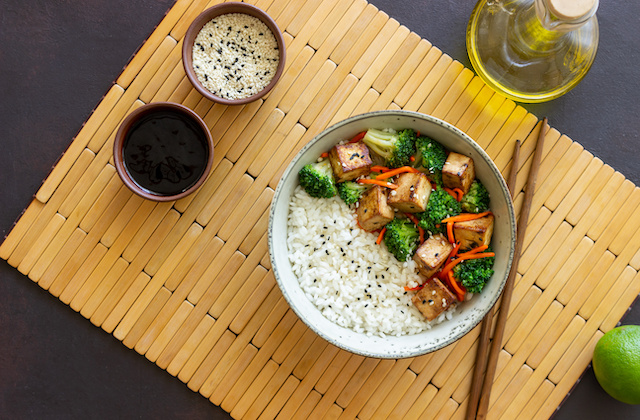 Gebratenes Gemüse mit Tofu, Reis und Teriyaki Sauce in Bowl