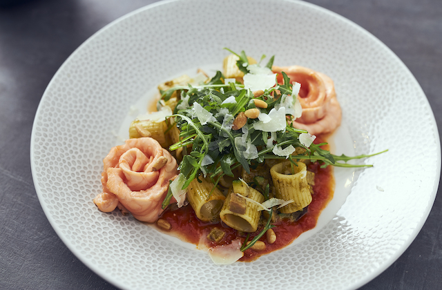 Pasta mit Pesto und Lachs angerichtet auf Teller