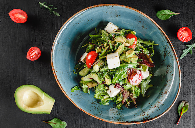 Salat mit Tomaten, Feta und Avocado