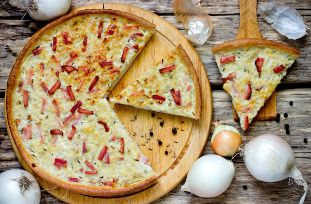 Zwiebelkuchen serviert auf Teller