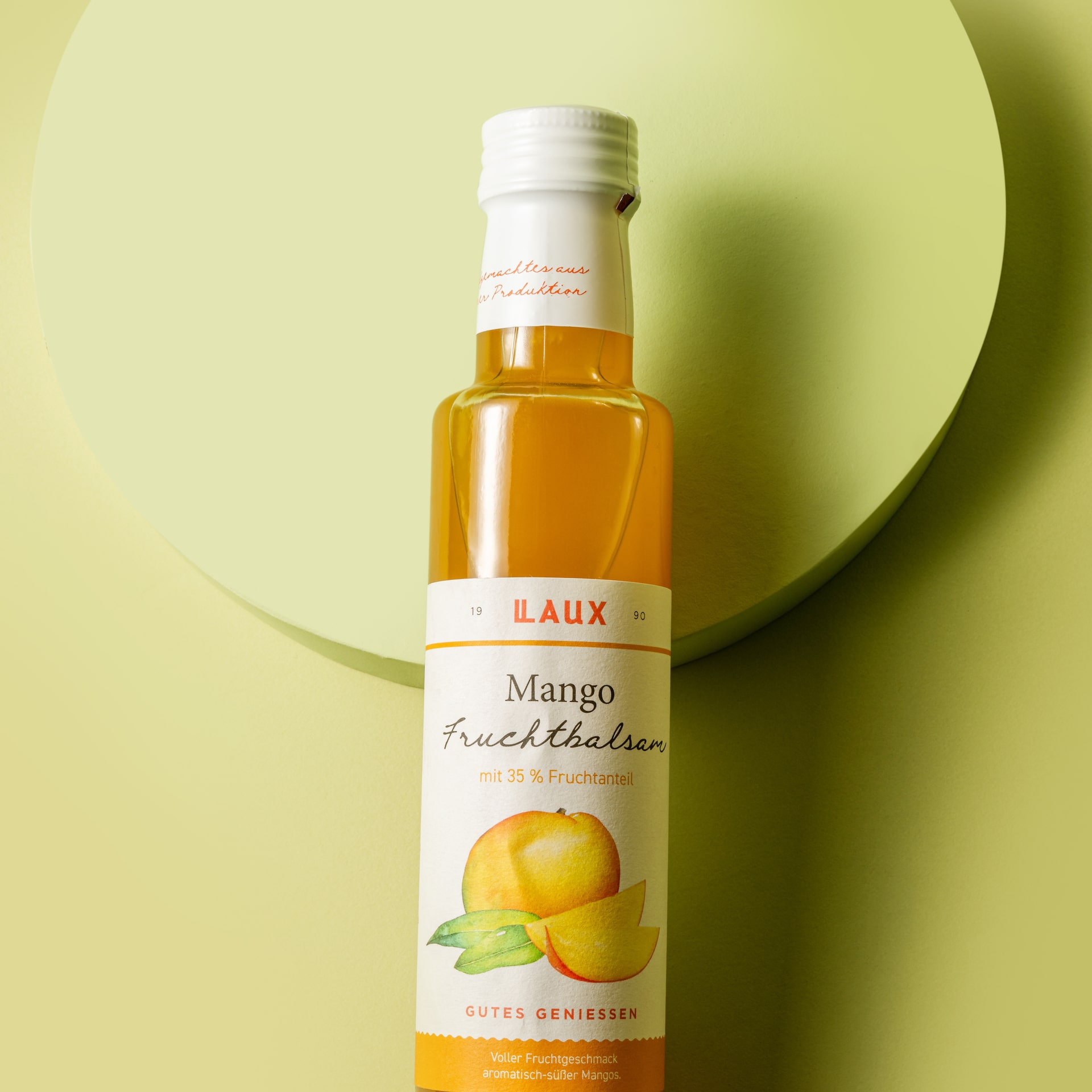 Mango Fruchtbalsam auf hellgrünem Hintergrund