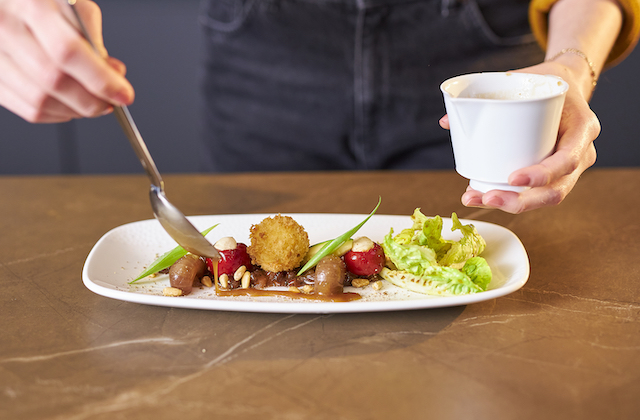 Salatherzen mit Ziegenkäse Bällchen angerichtet auf Teller