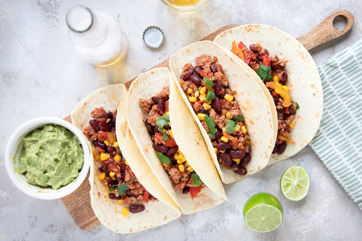 Tacos mit Hackfleisch, Bohnen, Mais und Guacamole