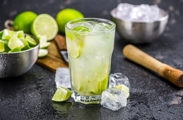 Ipanema Mocktail im Glas mit Limetten und Eiswürfeln