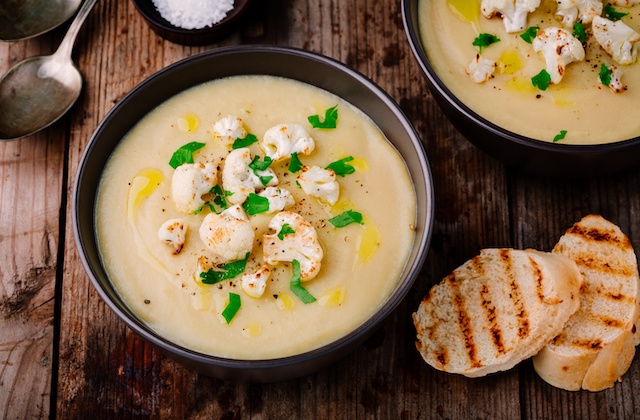 Blumenkohlsuppe mit Sellerie und Curry