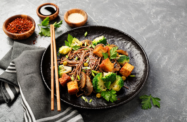 Gebratene Nudeln mit Tofu, Gemüse und Teriyaki Sauce auf Teller