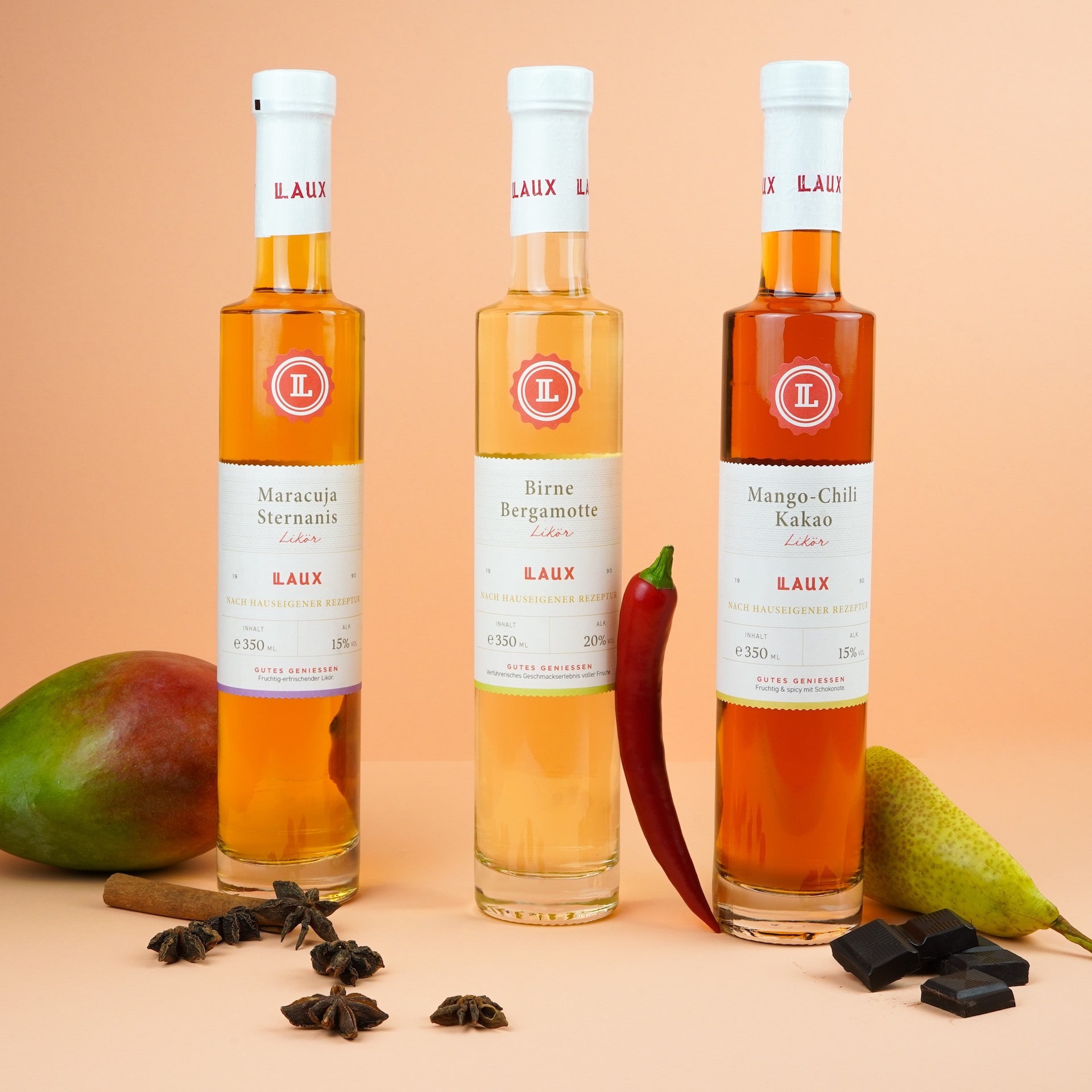 Maracuja-Sternanis Likör, Birne-Bergamotte Likör und Mango-Chili-Kakao Likör in Flaschen