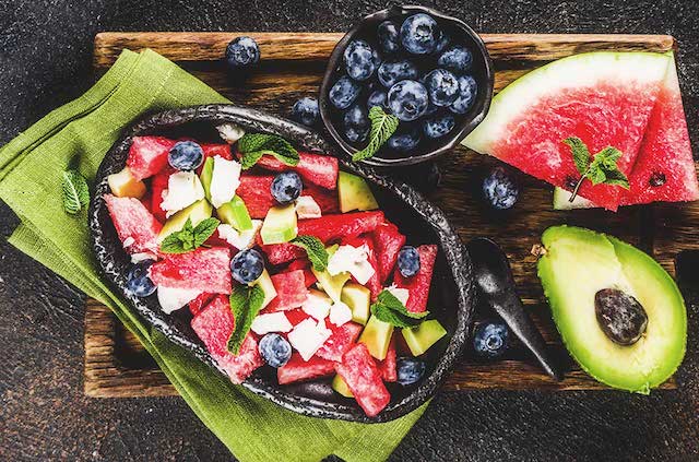 Wassermelone-Feta Salat mit Heidelbeeren und Avocado auf Teller