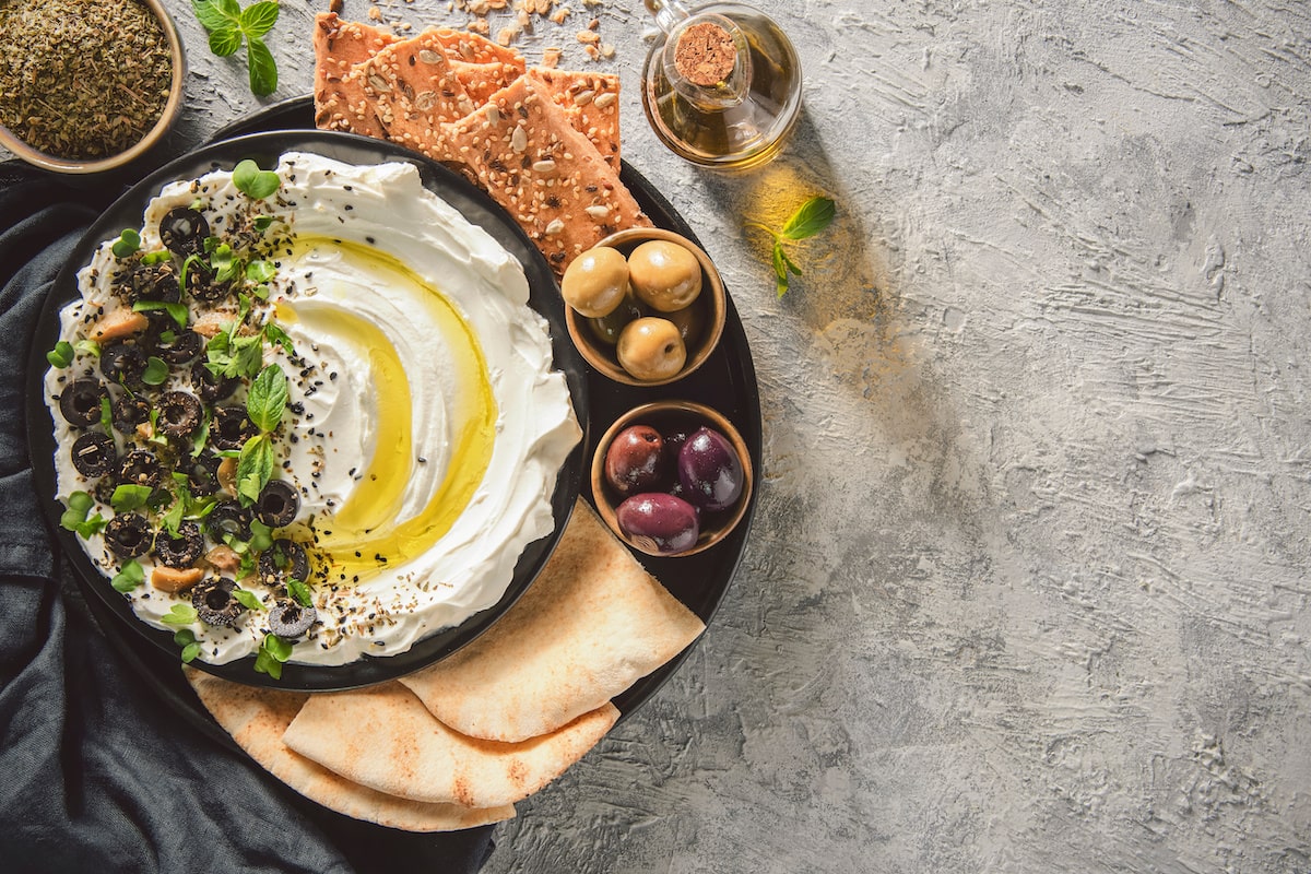 Levante-Küche Dip mit Oliven, Pita Brot und Gewürzen