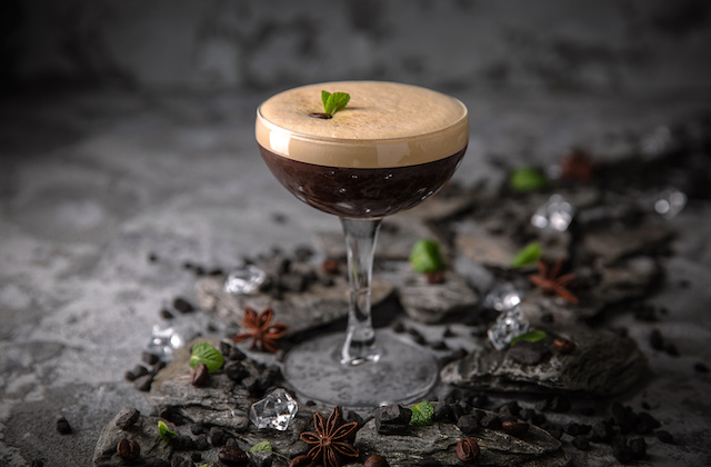 Espresso Julep Mocktail im Glas mit Kaffebohne