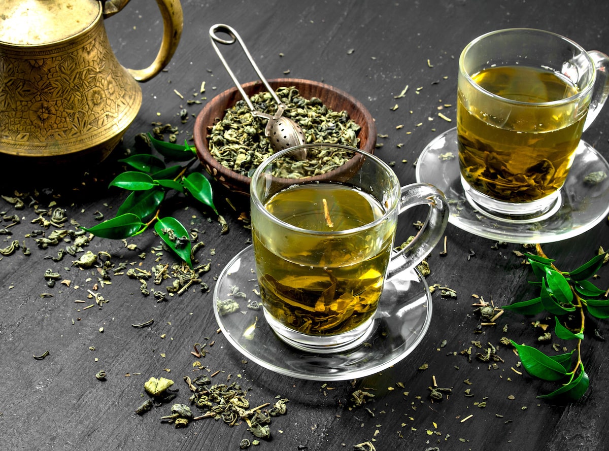Grüner Tee in Teetassen
