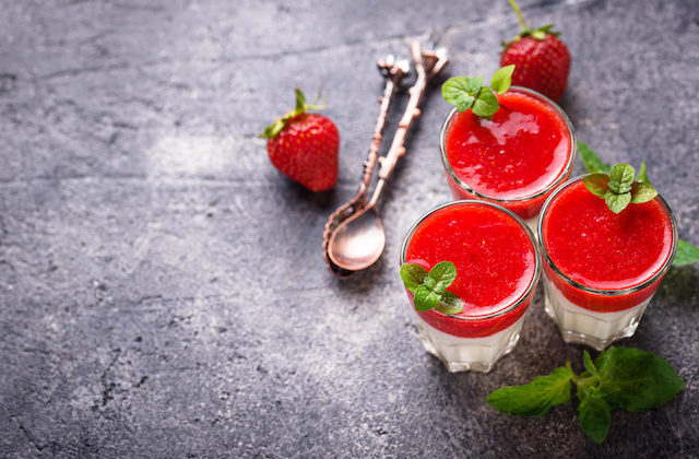 Erdbeer Joghurtcreme angerichtet im Glas mit Minzeblättchen
