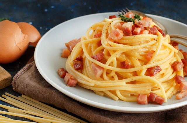 Spaghetti Carbonara mit Speck und Ei auf Teller