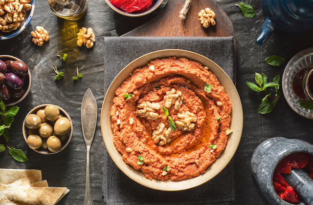 Muhammara Paprika-Walnuss Dip in Schüssel mit Oliven