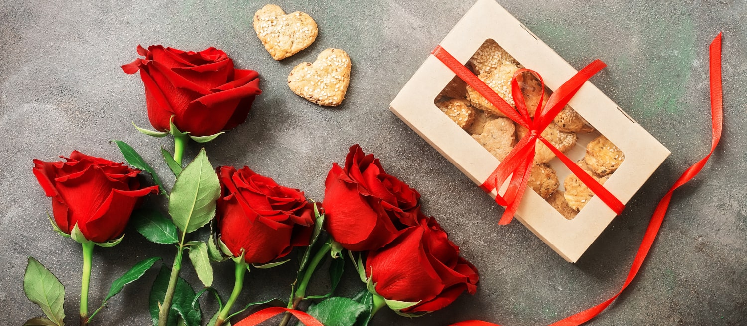 Valentinstagsgeschenk Rosen und Kekse