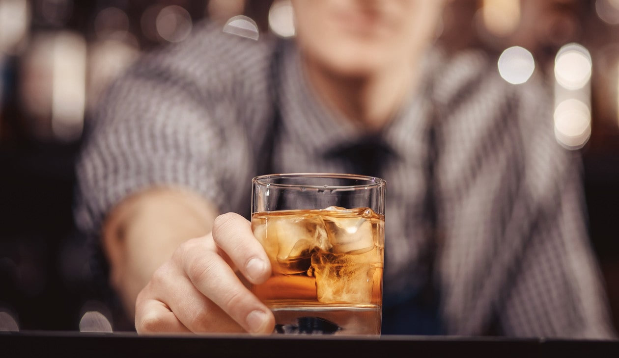Gefülltes Whisky Glas an Bar
