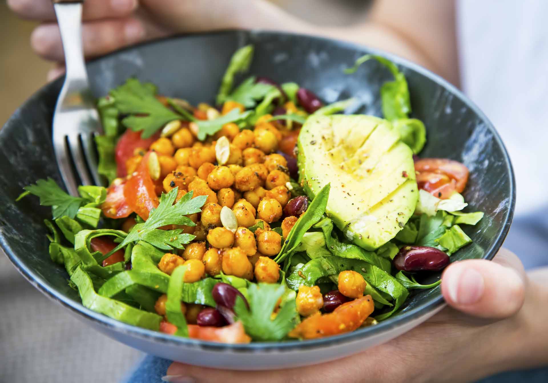 Vegane Bowl mit Kichererbsen, Avocado und Salat