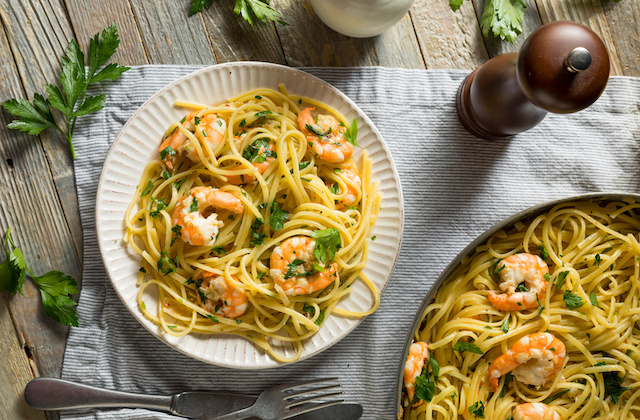 Spaghetti mit Garnelen und Meeresfrüchten auf Teller