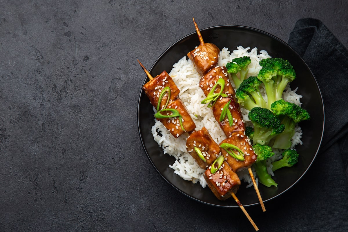 Chicken Teriyaki Spieße mit Reis und Brokkoli