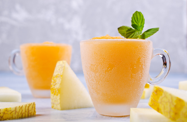 Melonensorbet mit Minze im Becher