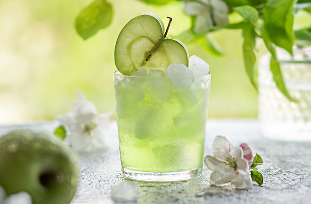 Green Apple Mocktail im Glas mit Apfel