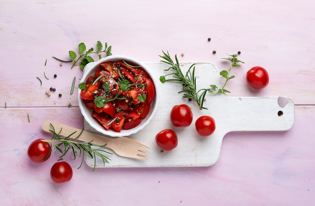 Tomatensalat mit Gewürzen in Schüssel