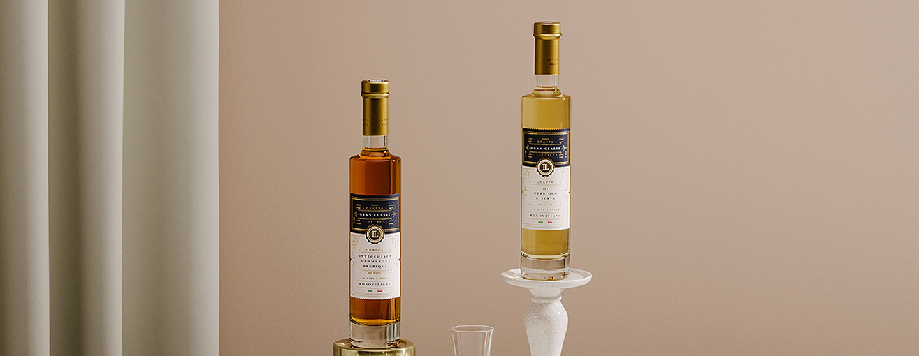 Grappa-Flaschen auf einem Tisch