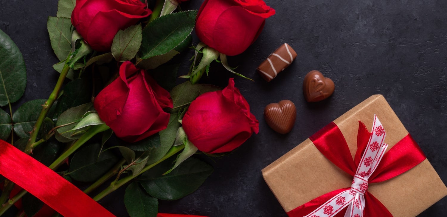 Valentinstagsgeschenk mit Rosen und Pralinen