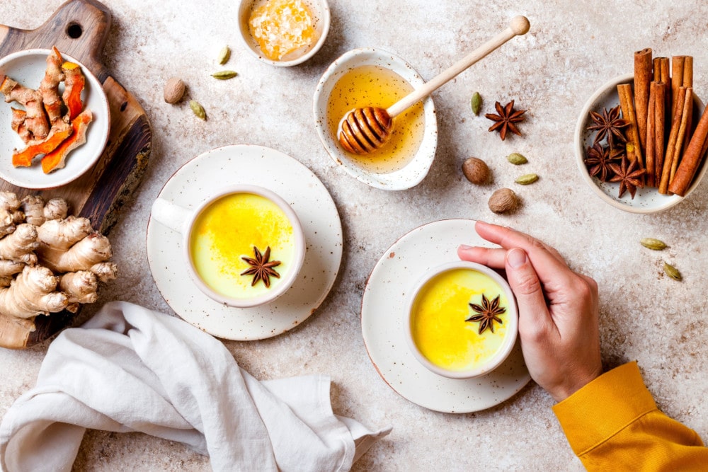 Zwei mal goldene Milch angerichtet mit Kurkuma und Honig