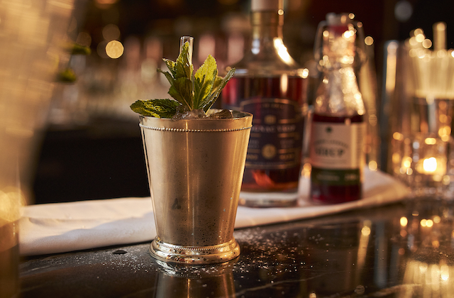 Himbeer Lavendel Julep Cocktail im Becher an Bar