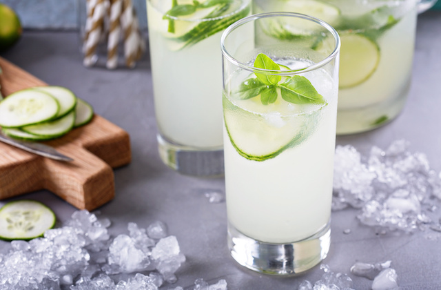 Cocktail mit Gurke im Glas
