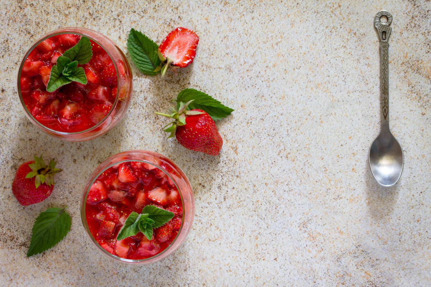 Erdbeeren Dessert mit Panna Cotta im Glas