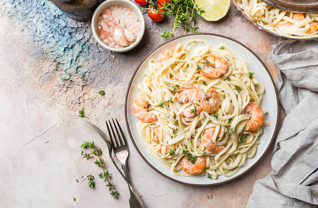 Pasta mit Garnelen und Safran Sauce auf Teller