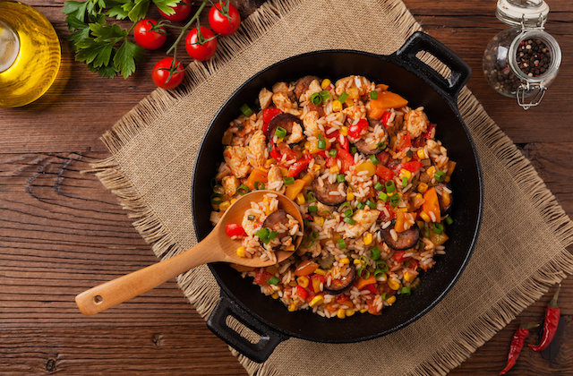 Scharfe Reispfanne mit Sucuk, Hähnchen und Harissa Gewürz auf Tisch