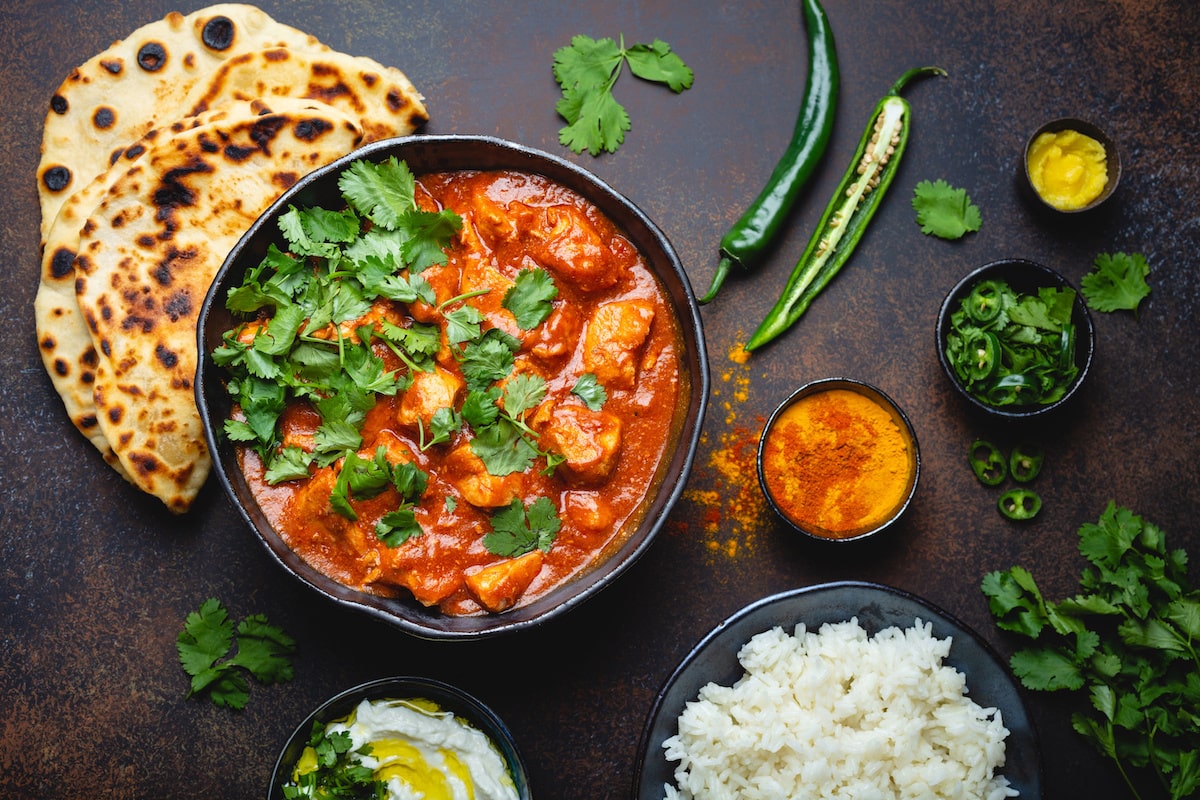 Tandoori Chicken in Schüssel mit Reis