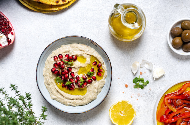 Baba Ghanoush Auberginencreme mit Granatapfelkernen garniert in Schüssel