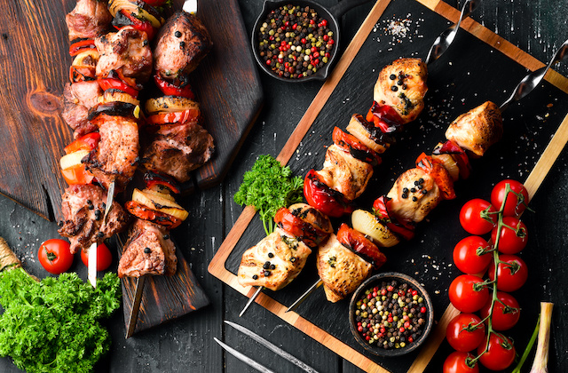 Grillspieße mit Schweinefleisch und Paprika