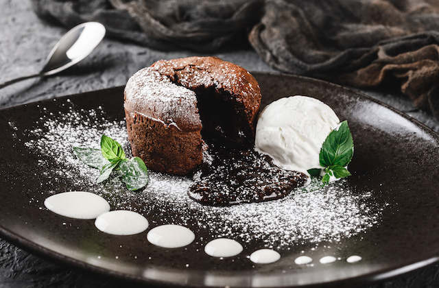 Schokoladensoufflé mit flüssigem Kern angerichtet auf Teller