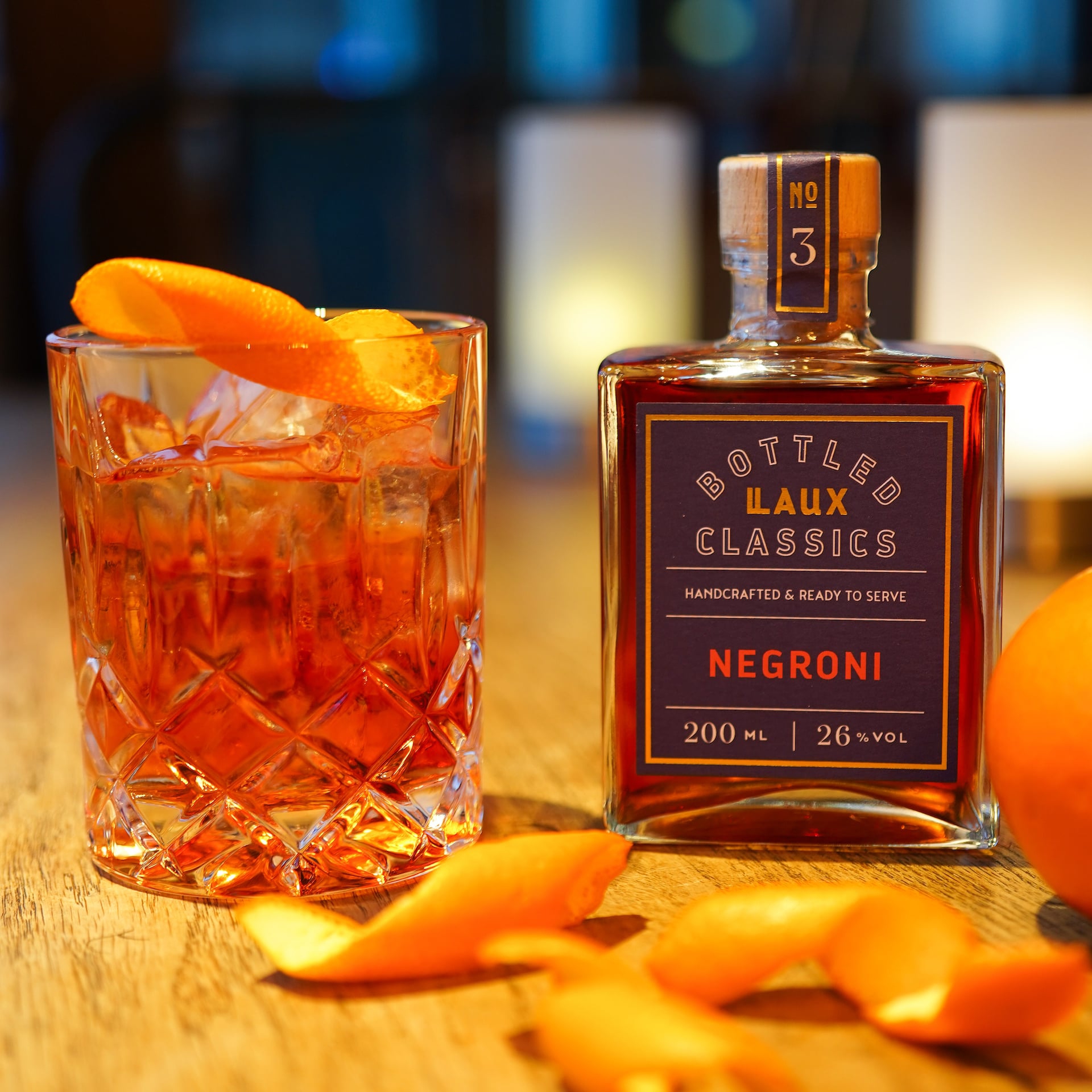 LAUX Negroni Bottled Classic im Cocktail Glas mit Orangenscheiben