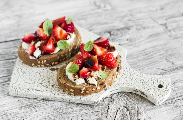 Erdbeer Pfeffer Crema Brote angerichtet auf Holtbrett