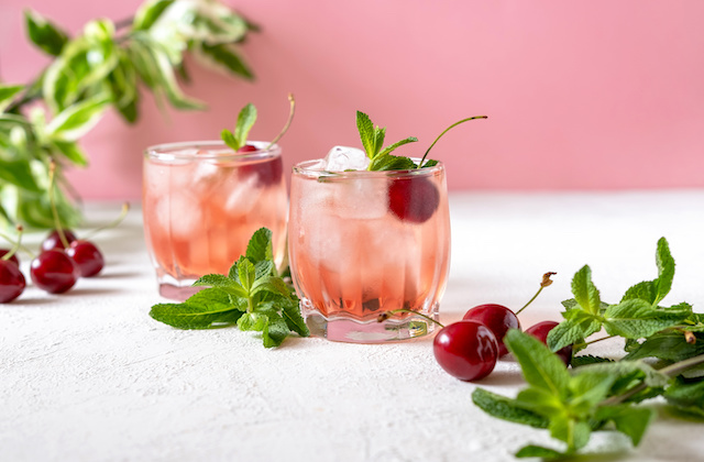 Gin Cherryblossom Tonic im Glas mit Kirschen und Minze