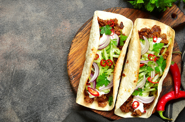 Tacos mit Salat, Hackfleisch oder Vegetarisch, Zwiebeln und Mexican Mole