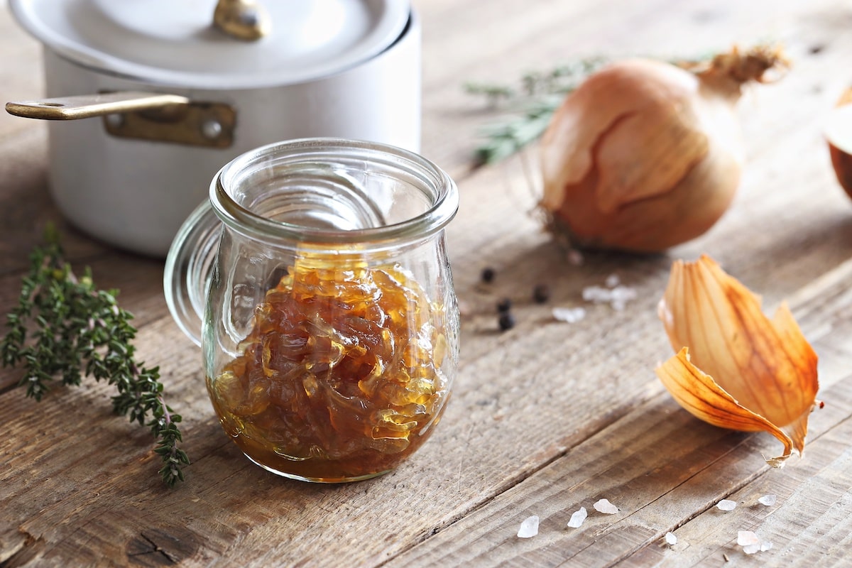 Weißes Zwiebel Chutney im Gläschen