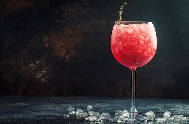 Waldhimbeer Spritz Cocktail im Glas mit Eiswürfeln