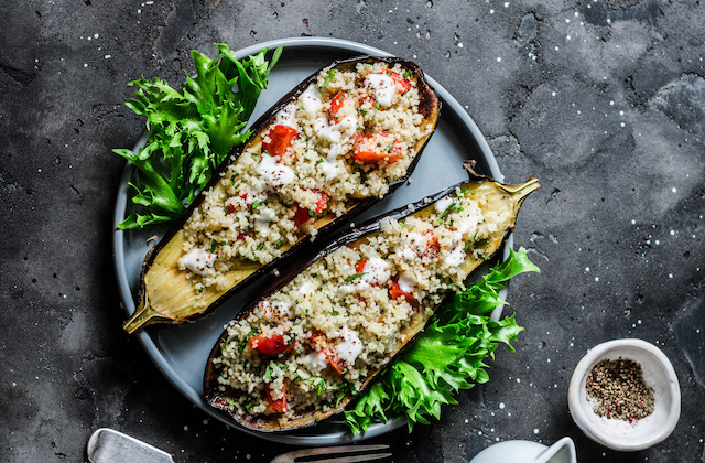 Gegrillte Aubergine mit Bulgur und Joghurt auf Teller