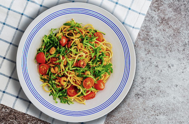 Garnelen-Tomaten-Nudelpfanne angerichtet auf Teller