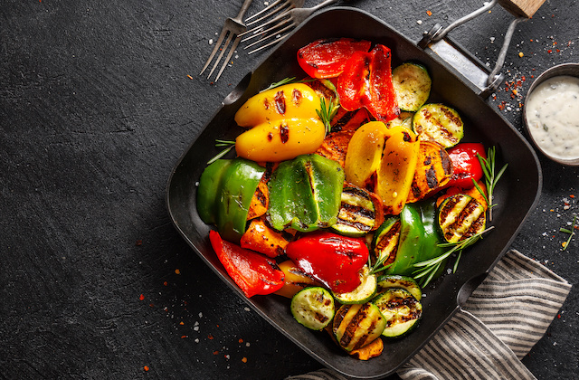 Grillgemüse mit Paprika, Zucchini und Zwiebeln in Pfanne